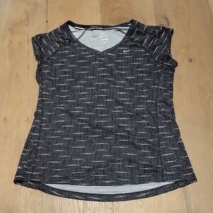 Nike Dri Fit Black And White Size Medium Top Athletic